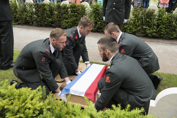 Herbegrafenis Grebbeberg. Herbegrafenis Dpl. Soldaat Nicolaas Marinus Fruijt van Hertog, 3-1-27 R.I., 10-12-1912 / 11-05-1940.
